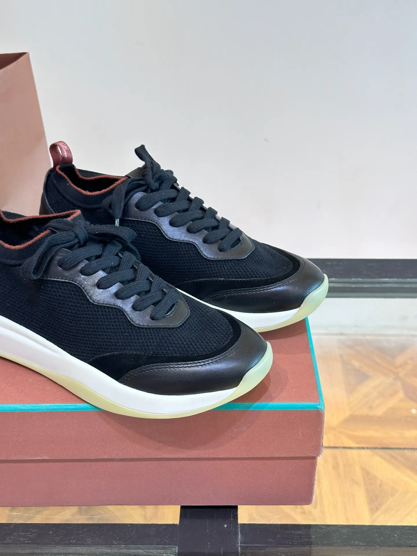 Factory price: 500💰Loro men's shoes💰iana/nuoyoupiana 410 L men's shoes💰 Walk Wish men's sneakers. This sneaker redefines the iconic 360 L men's shoes from a modern perspective💰, using a new shape and a wider silhouette design to create an extraordinary comfortable wearing experience. The ultra-light sole creates a charming modern aesthetic, with a classic slip-on construction and extra laces to wrap your foot for comfort. Smooth calfskin and wool pique knit uppers are paired with a combination suede calfskin lining and logo calfskin foot pads for ultimate comfort and breathability. The toe is inlaid with soft suede embellishments, the heel has contrasting line details, and is matched with an EVA foam and rubber outsole. The upper foot is light, soft and shock-absorbing, making it suitable for daily wear in all seasons. Comes with a full set of original packaging and complete information! Size: 39-44 (45, 46 can be customized)